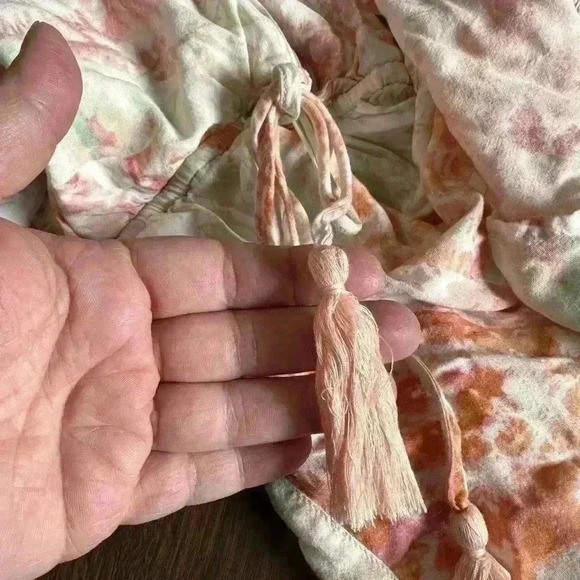 Fate Women’s Size L Romper. Lightweight. Coral Swirls. Tassels. 3” Inseam. Flowy - Picture 7 of 9